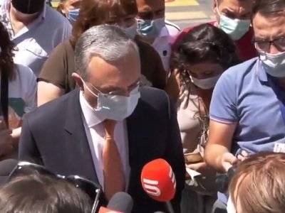 Участники акции протеста в Еревана потребовали у главы МИД «договориться» с Москвой для их выезда в РФ
