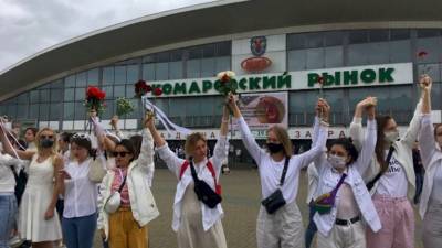 В Белоруссии 250 девушек выстроились в живую цепь в знак протеста против арестов
