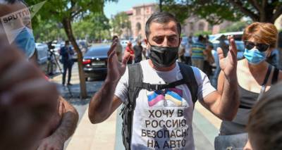 "Договоритесь с Россией": активисты подловили главу МИД Армении и завалили вопросами