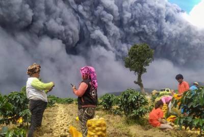 В Индонезии произошло второе за три дня извержение вулкана: видео