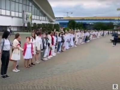 "Хватит нас бить": В Минске 250 женщин в белом и с цветами встали в "живую цепь"