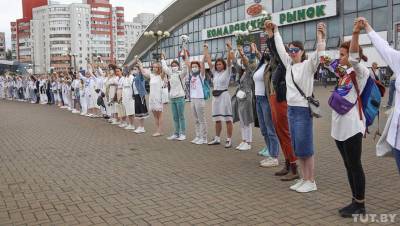 250 женщин вышли в знак протеста в центре Минска против грубых действий силовиков