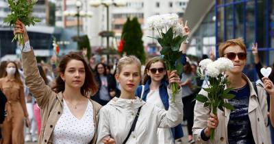 Белорусы вышли на митинг с цветами в руках