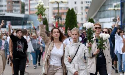 В Минске сотни девушек с белыми розами вышли поддержать оппозицию