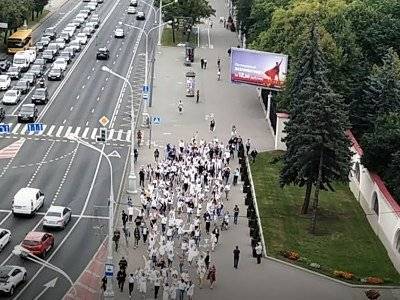 Белорусские женщины проводят акцию протеста против действий силовиков