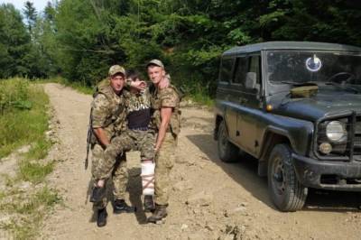 В Черновицкой области пограничники спасли беглеца, который запутался в колючей проволоке