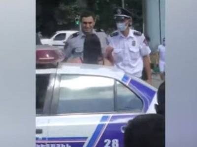 Произвол продолжается: В Ереване полицейский без маски подверг приводу девушку за отсутствие маски