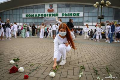 В Беларуси 250 женщин в белом выстроились в живую цепь в знак протеста против разгона демонстрантов: фото