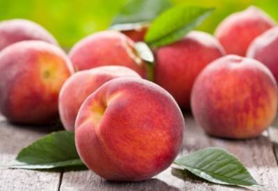 Диетологи объяснили, кому опасно есть персики