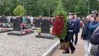 На Серафимовском кладбище проходит церемония возложения цветов к мемориалу погибших подводников на АПЛ "Курск"