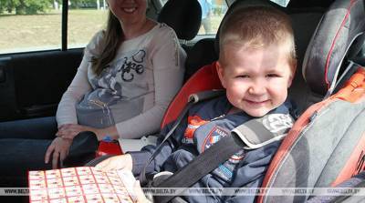 Белорусские семьи получили от швейцарских благотворителей более 200 детских автокресел