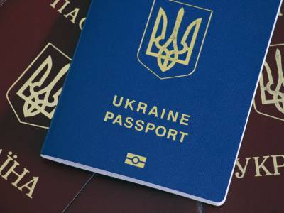 В Украине паспорт в виде книжечки постепенно выведут из обращения
