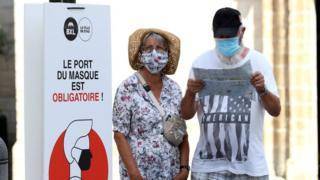 Коронавирус в мире: Китай приоткрывает границы, Европа надевает маски, Британия беднеет