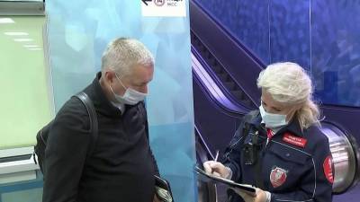 Жителей Москвы оштрафовали за проезд на общественном транспорте без масок и перчаток почти на 240 млн рублей