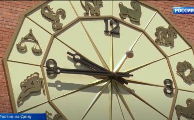 Знаменитые часы на пр.Ворошиловском перестали показывать время: почему их никто не чинит?
