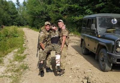 На границе с Румынией пограничники задержали двух беглецов, одному из них пришлось вызывать скорую (фото)