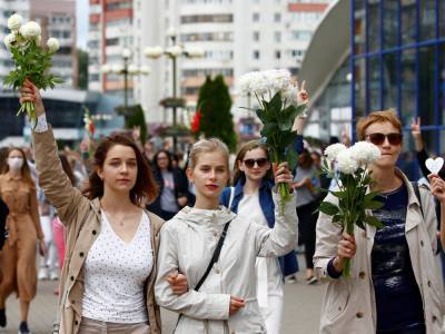 Женская акция против насилия силовиков возле Комаровского рынка в Минске длилась более трех часов