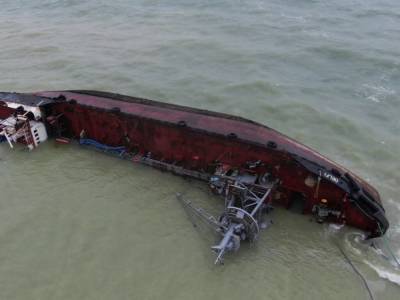 Затонувший танкер с нефтью под Одессой загрязняет Черное море – эколог