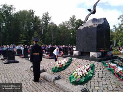 Беглов почтил память моряков АПРК "Курск" на Серафимовском кладбище