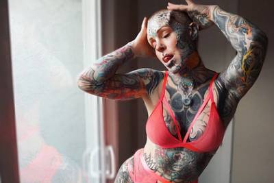 Модель потратила тысячи фунтов на татуировки и пирсинг и прослыла киборгом