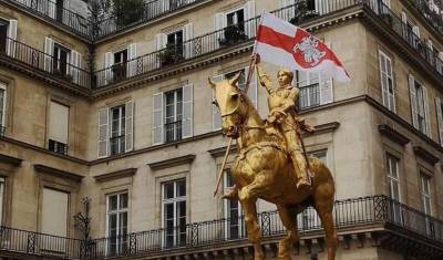 Статую Жанны д’Арк в Париже украсили символами «свободы Белоруссии»