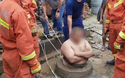 В Китае полный мужчина прыгнул в колодец и застрял