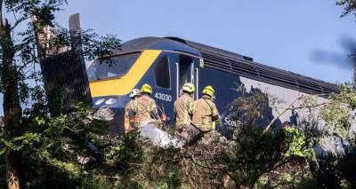 В Шотландии в рельсов сошел пассажирский поезд, есть жертвы - видео с места крушения