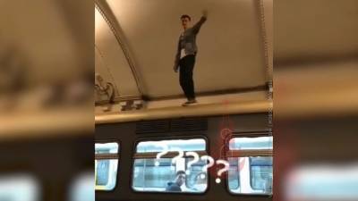 В московском метро зацеперы устроили танцы на крыше вагона