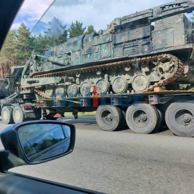 В Белоруссии колонна военных грузовиков выдвинулась в сторону центра Минска