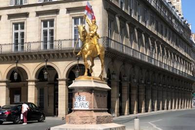 В Париже неизвестный повесил бело-красно-белый флаг на памятник Жанне Д’Арк
