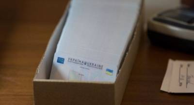 Украинцам хотят заменить паспорта-книжечки на пластиковые: Кабмин одобрил законопроект