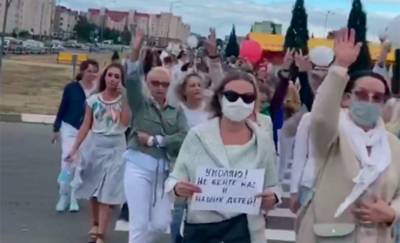 «Умоляю, не бейте нас и наших детей!» В Жлобине женщины вышли в знак солидарности с задержанными во время мирных акций протеста — видеофакт