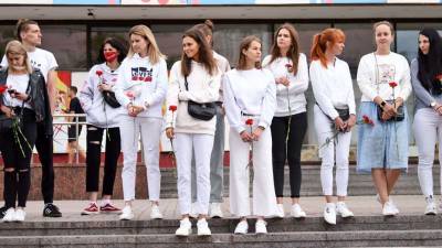 Акции протеста в Беларуси: женщины с цветами вышли на улицы, в Бресте задержали иностранцев