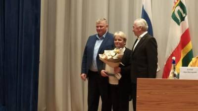 Александр Дрозденко передал награду старосте Гончаровского поселения