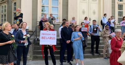 ВИДЕО: Возле посольства Беларуси в Риге прошел пикет "За свободные выборы"