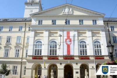 На здании львовской Ратуши вывесили бело-красно-белый флаг Беларуси
