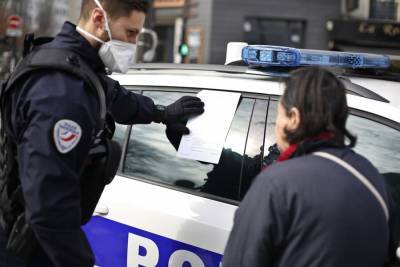 Полицейские в Париже пострадали при нападении голого мужчины