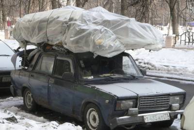 Россиянам объяснили запрет багажников на крыше авто