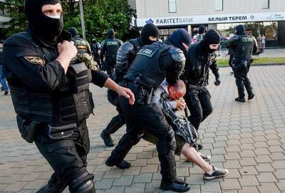 В центре Минска протестующие выстроились в живые цепи