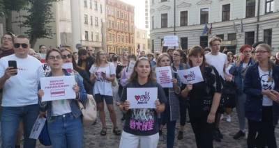 У стен белорусского посольства в Риге прошла акция в поддержку протестующих в Беларуси