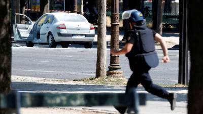 В Париже на полицейских напал голый мужчина с прутом, трое из них ранены