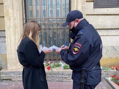 У консульства Белоруссии в Петербурге продолжаются акции солидарности с протестующими в республике