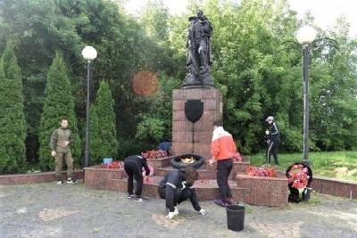 Молодёжь Серпухова провела уборку на памятниках воинам