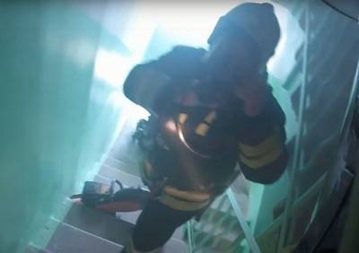 Рязанский огнеборец-видеоблогер показал тушение пожара в жилом доме