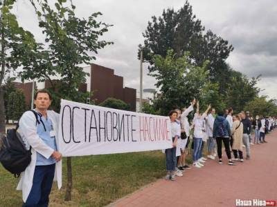 «Остановите насилие». Минские медики вышли к БГМУ на акцию протеста