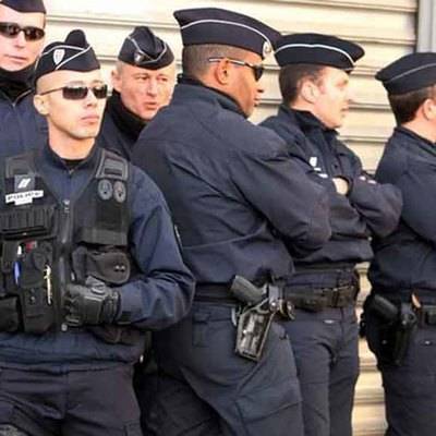 В Париже голый мужчина напал на полицейских