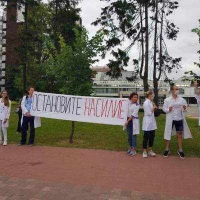 Более 130 медработников в белых халатах собрались на проспекте Дзержинского у медуниверситета в Минске