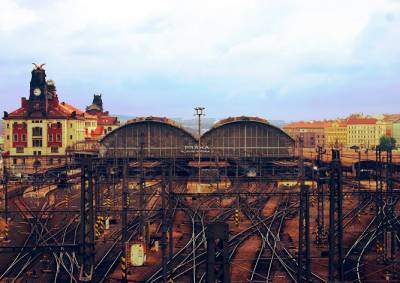 Едва отремонтированную крышу Главного вокзала Праги изуродовал вандал