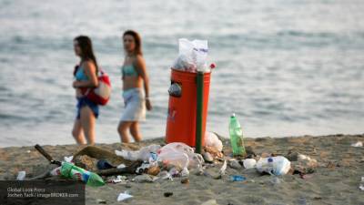 На пляжах в Турции находят закопанные подгузники