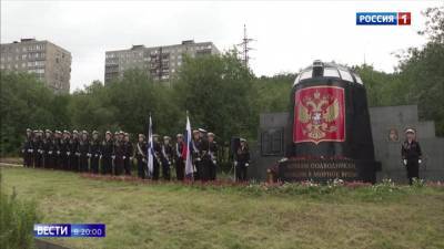 "Курск": в России прошли траурные церемонии в память моряков-подводников